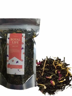 Трав&#39;яний чай "1001 ніч" - це суміш зеленого та чорного чаю, створена з добірного листя та прянощів, які додають яскраві та насичені смаки та аромати. У складі чаю присутні пелюстки соняшнику, індійської троянди та пелюстки квітів  0400092 фото