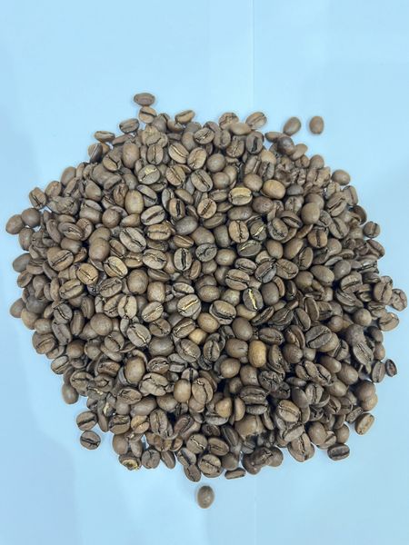 Свіжообсмажена кава в зернах 1 кг Бразилія Сантос &ndash; універсальний варіант кавових зерен на кожен день. Готовий напій розкриває шоколадно-горіхові відтінки аромату 100% - ної преміальної арабіки. У смаку присутні ноти смажених горіхів, шоколаду та 0400001 фото