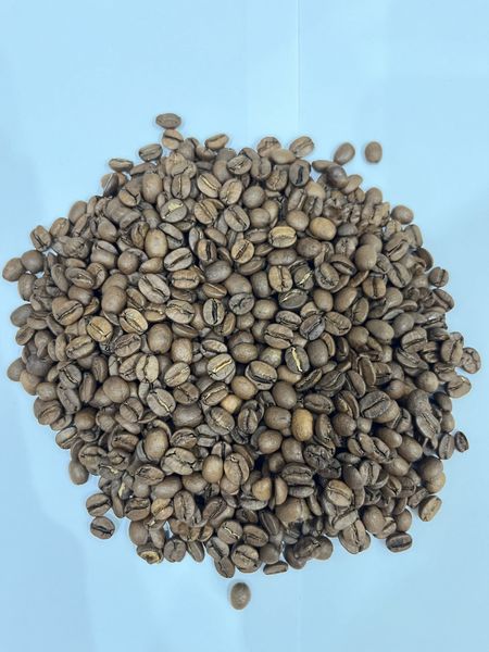 Свіжообсмажена кава в зернах 1 кг Бразилія Сантос &ndash; універсальний варіант кавових зерен на кожен день. Готовий напій розкриває шоколадно-горіхові відтінки аромату 100% - ної преміальної арабіки. У смаку присутні ноти смажених горіхів, шоколаду та 0400001 фото